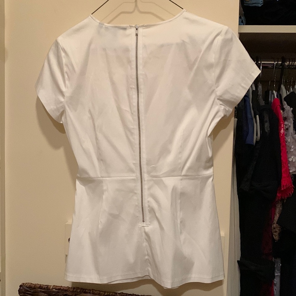 White theory short sleeve dress shirt with zipper down the back